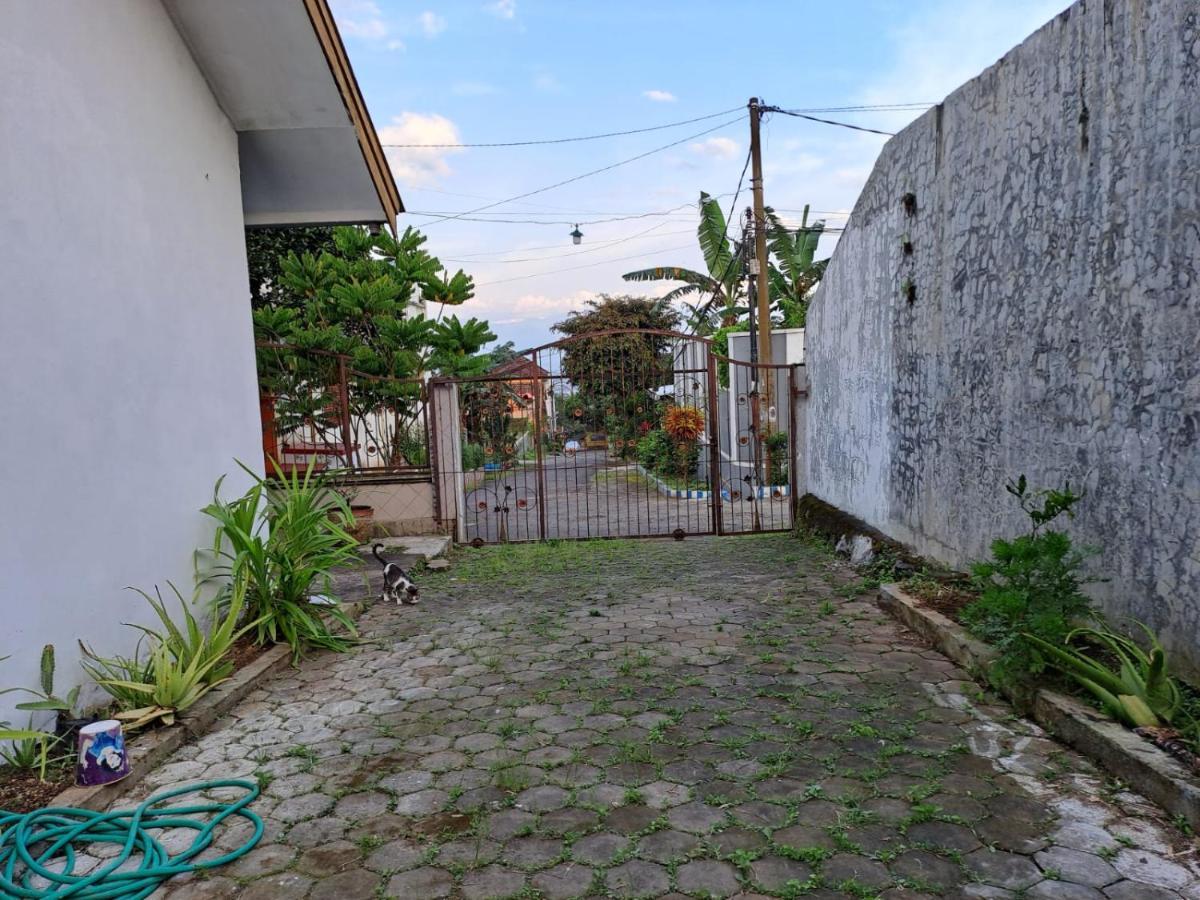 Indo Homestay Malang Esterno foto